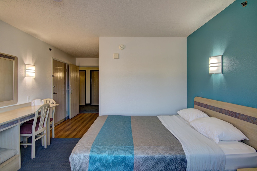 Econo Lodge Menomonie WI 2/15