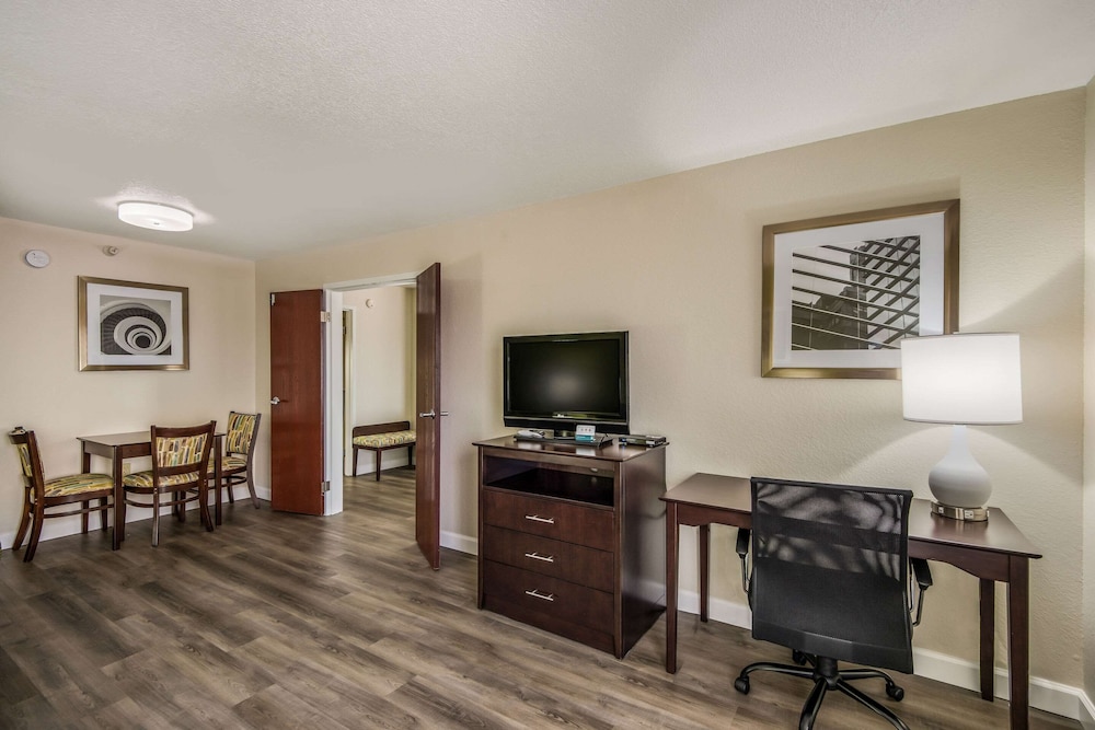 Quality Inn & Suites Quincy - Downtown 28/45