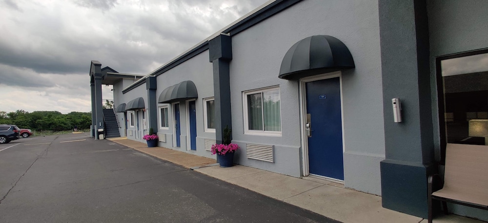 Cedar Cove (ex. Howard Johnson Inn Sandusky Park N. Entrance) 45/52