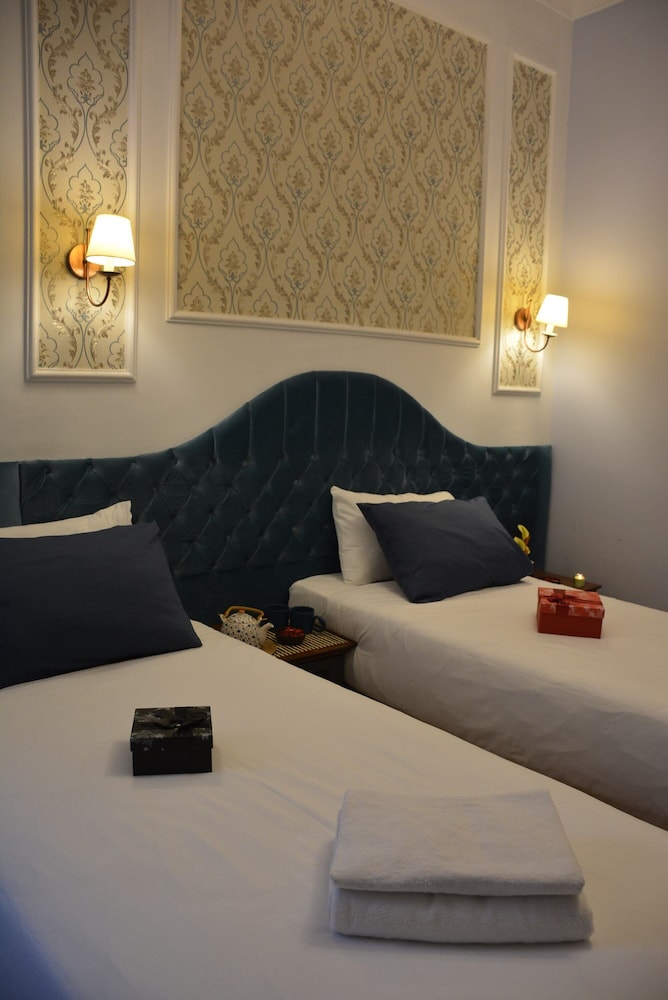 DELUXE, TWIN BEDS