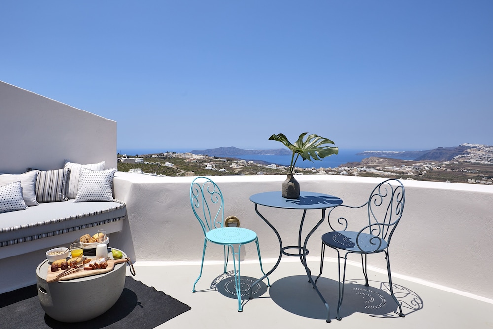 White And Co. La Torre Suites 34/50