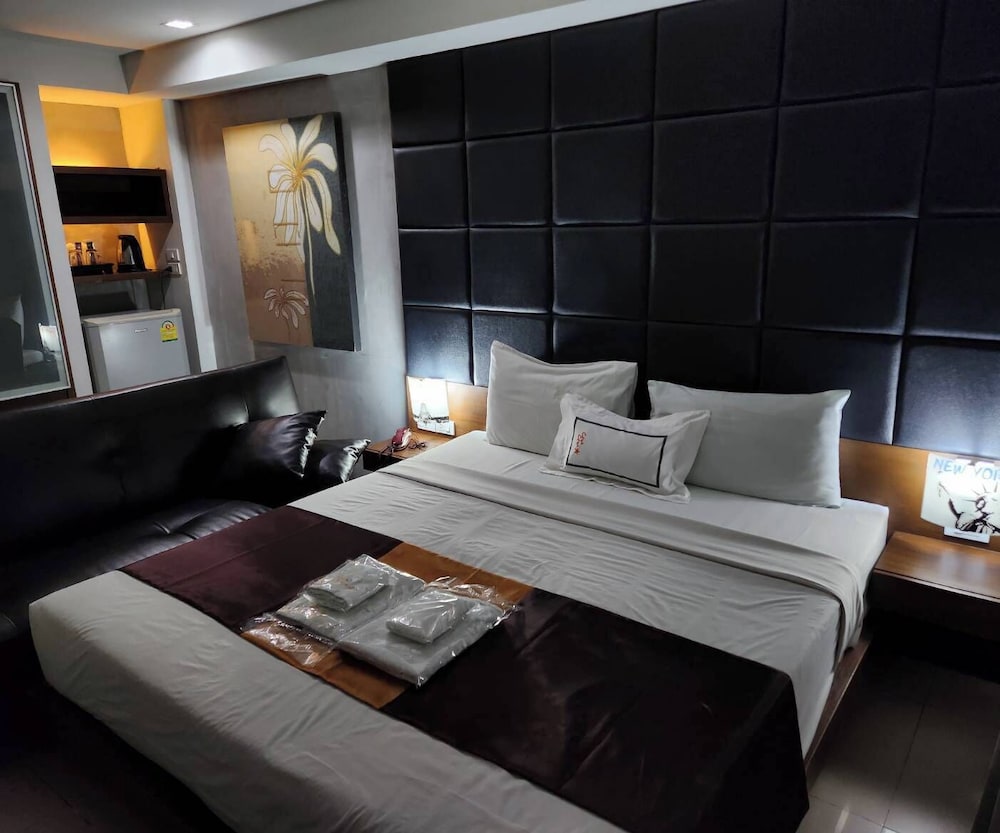 Collection O The Bangkok Cha Cha Suite 34/56