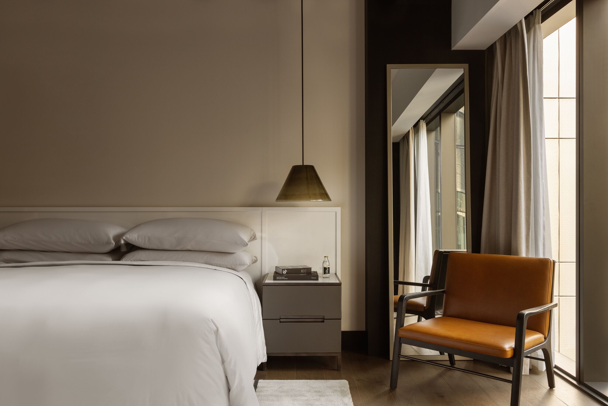DELUXE, KING BED