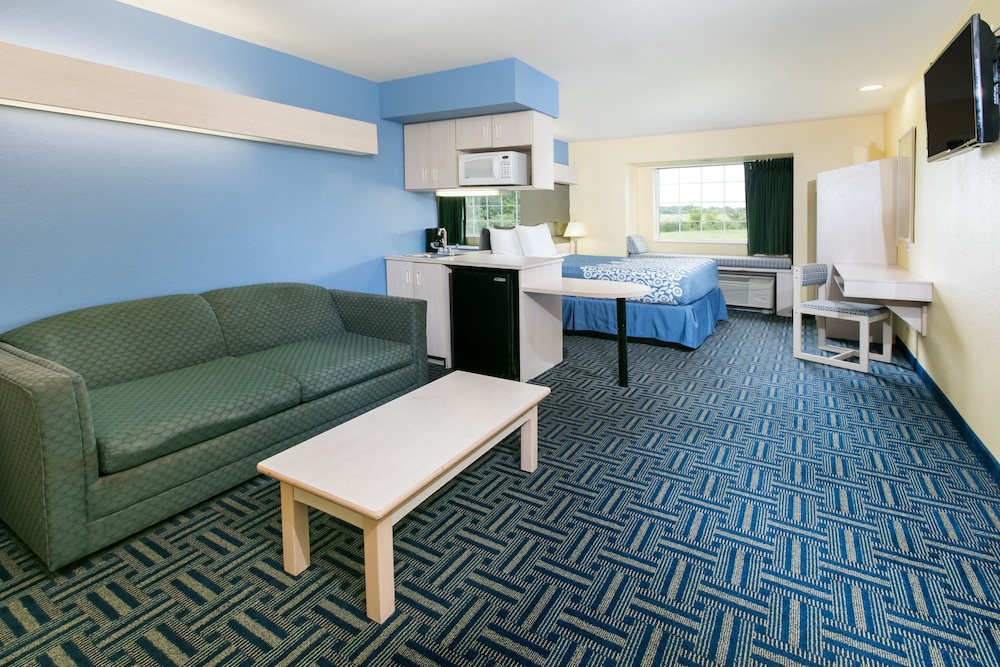 Days Inn & Suites by Wyndham Pryor 11/18