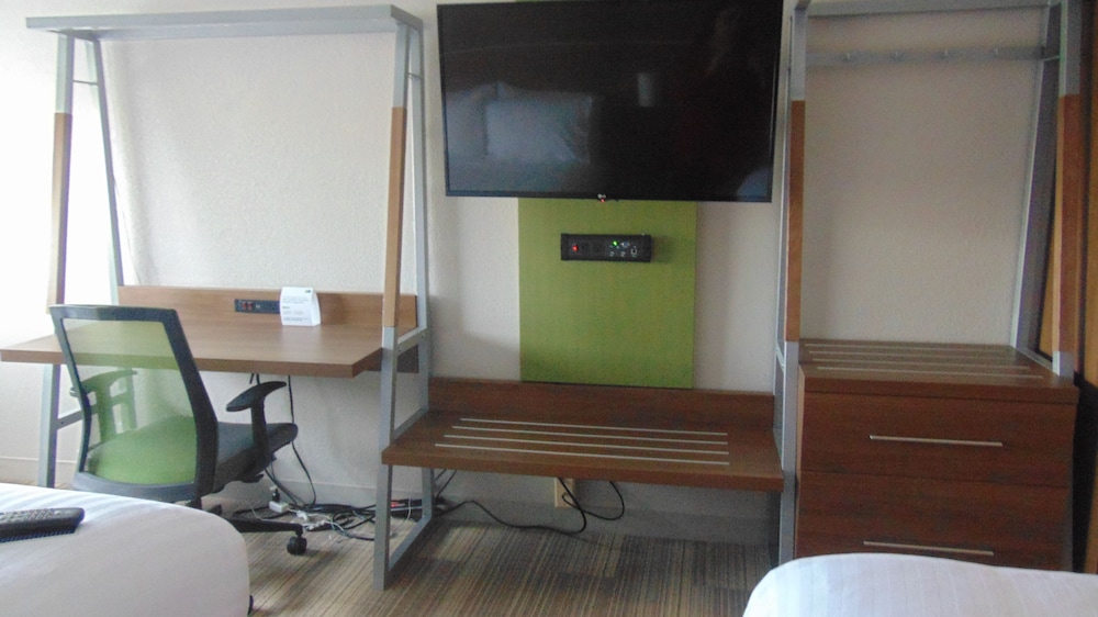 Holiday Inn Express Suites Wapakoneta 51/57