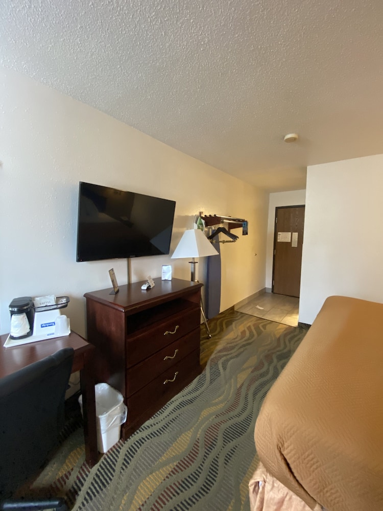 Travelodge by Wyndham La Porte/Michigan City Area 24/50