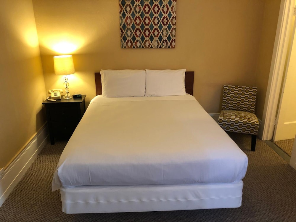 STANDARD, QUEEN BED, ACCESSIBLE