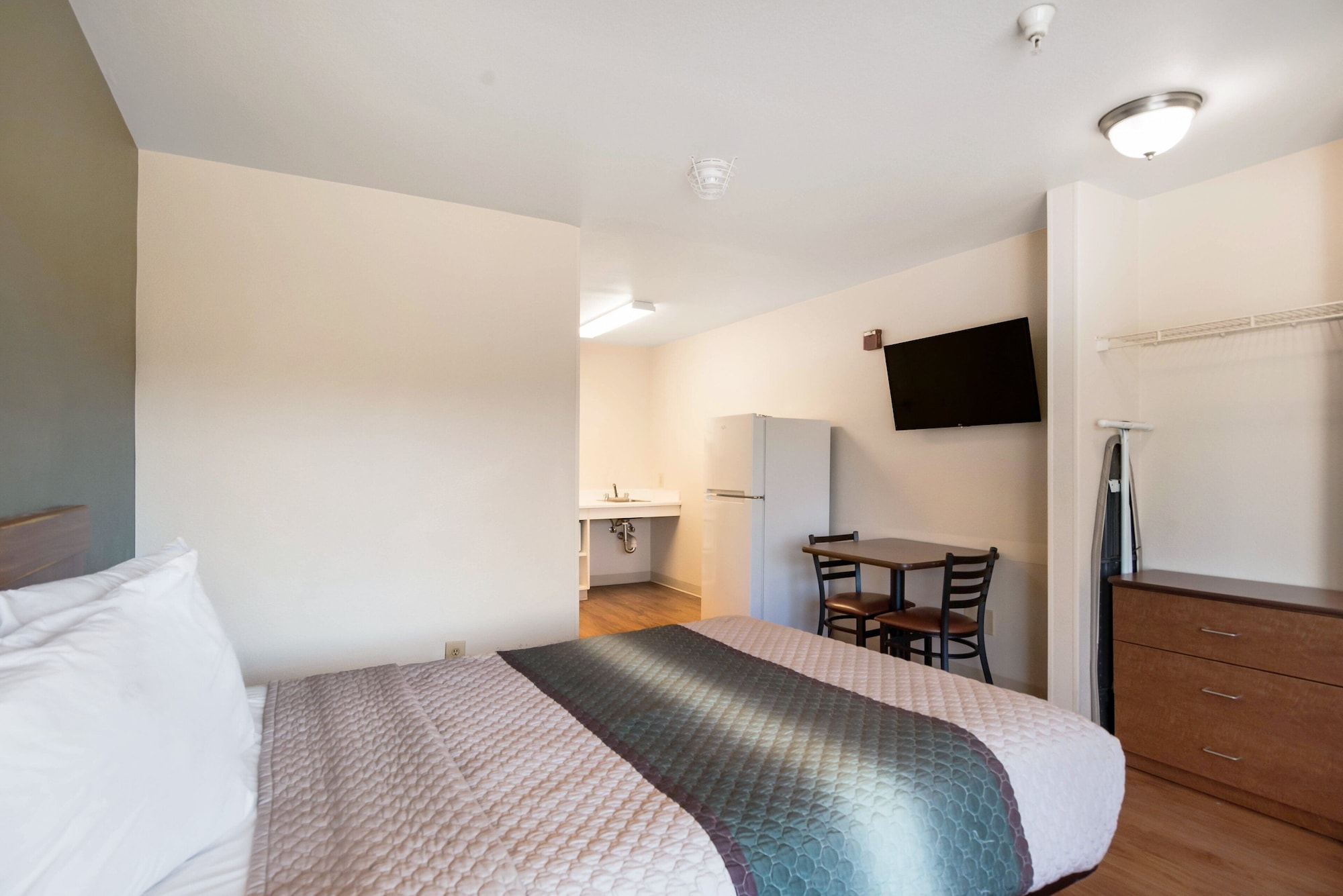 STUDIO, QUEEN BED, ACCESSIBLE