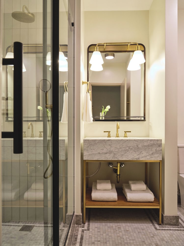 Newport, Deluxe, 2 Queen Beds, Viking Hotel 5/7