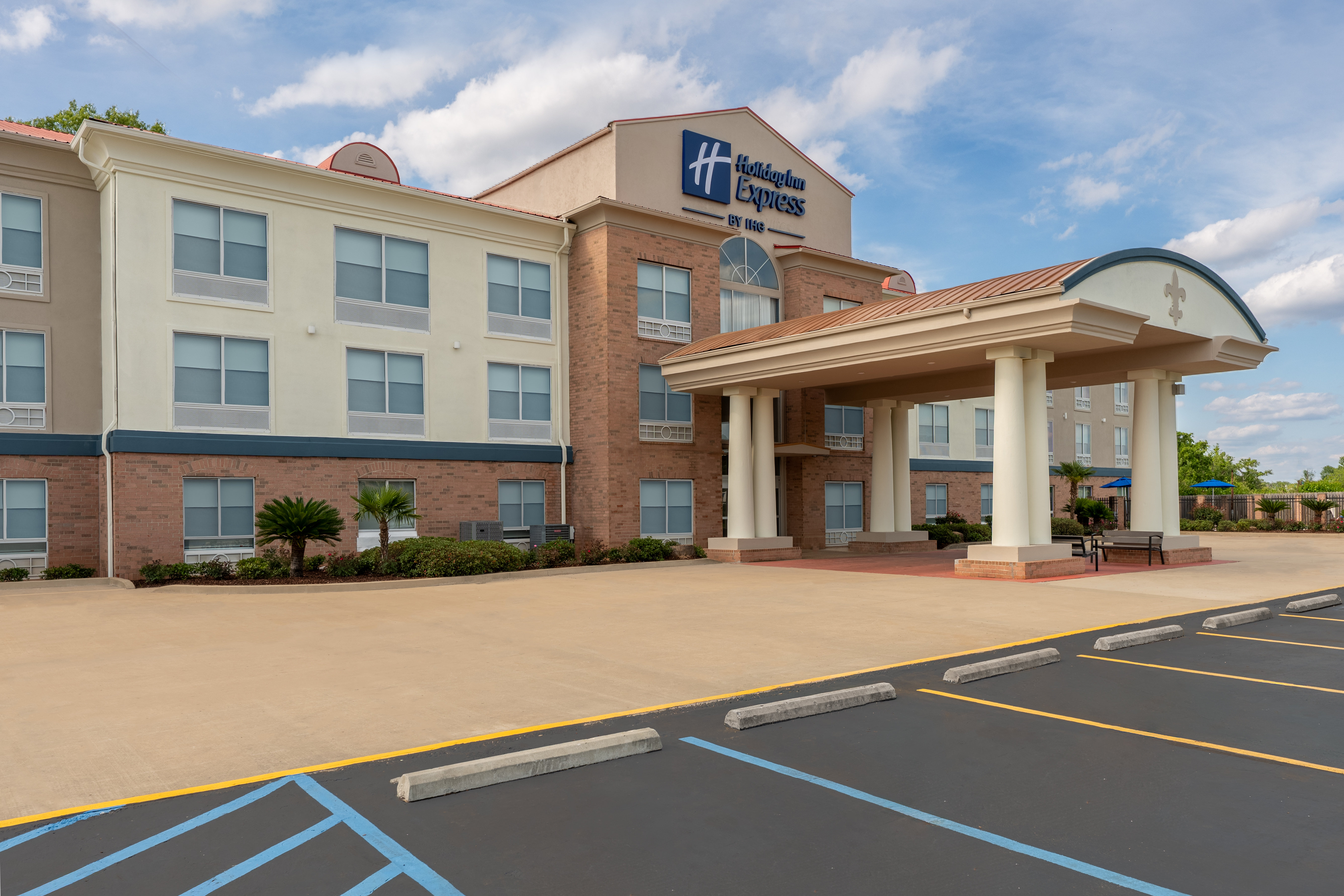 Holiday Inn Express Hotel Suites Alexandria 58/62