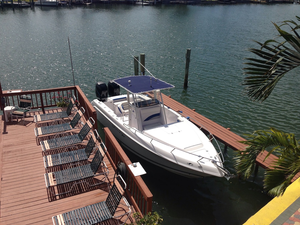 Bay Palms Waterfront Resort - Hotel and Marina 66/70