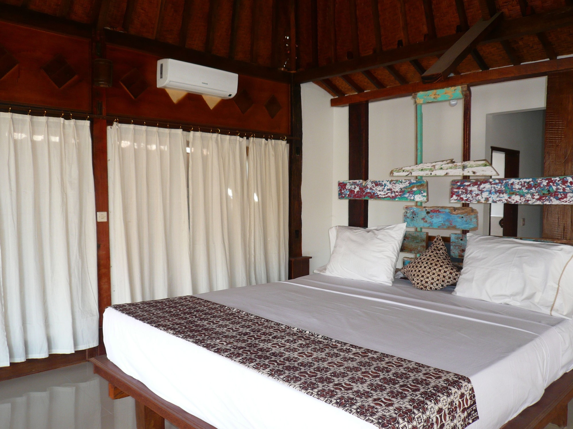 DELUXE, BUNGALOW, PARTIAL OCEAN VIEW