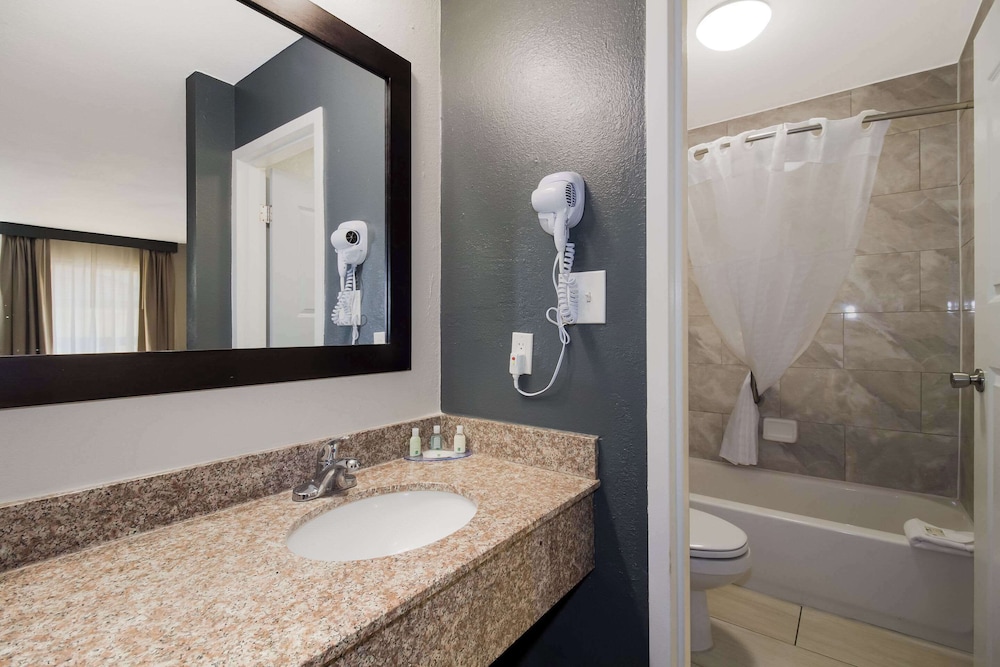 غرفة قياسية بسريرين مزدوجين، Quality Inn Coliseum 6/7