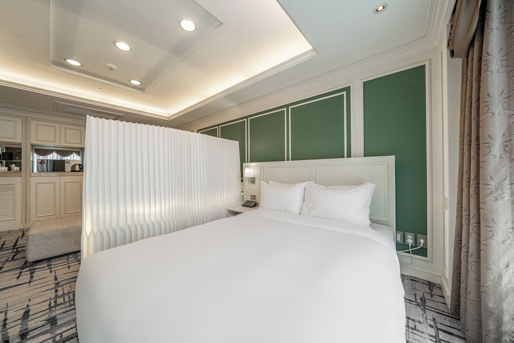 Royal, Studio, 1 Single and 2 Double Beds