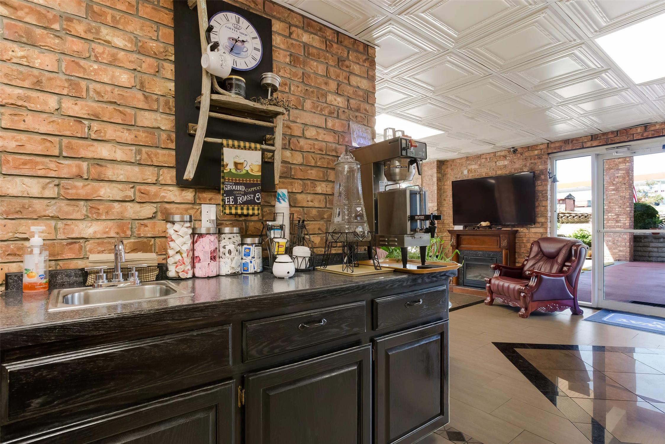 Rodeway Inn Branson, Brick House 7/35