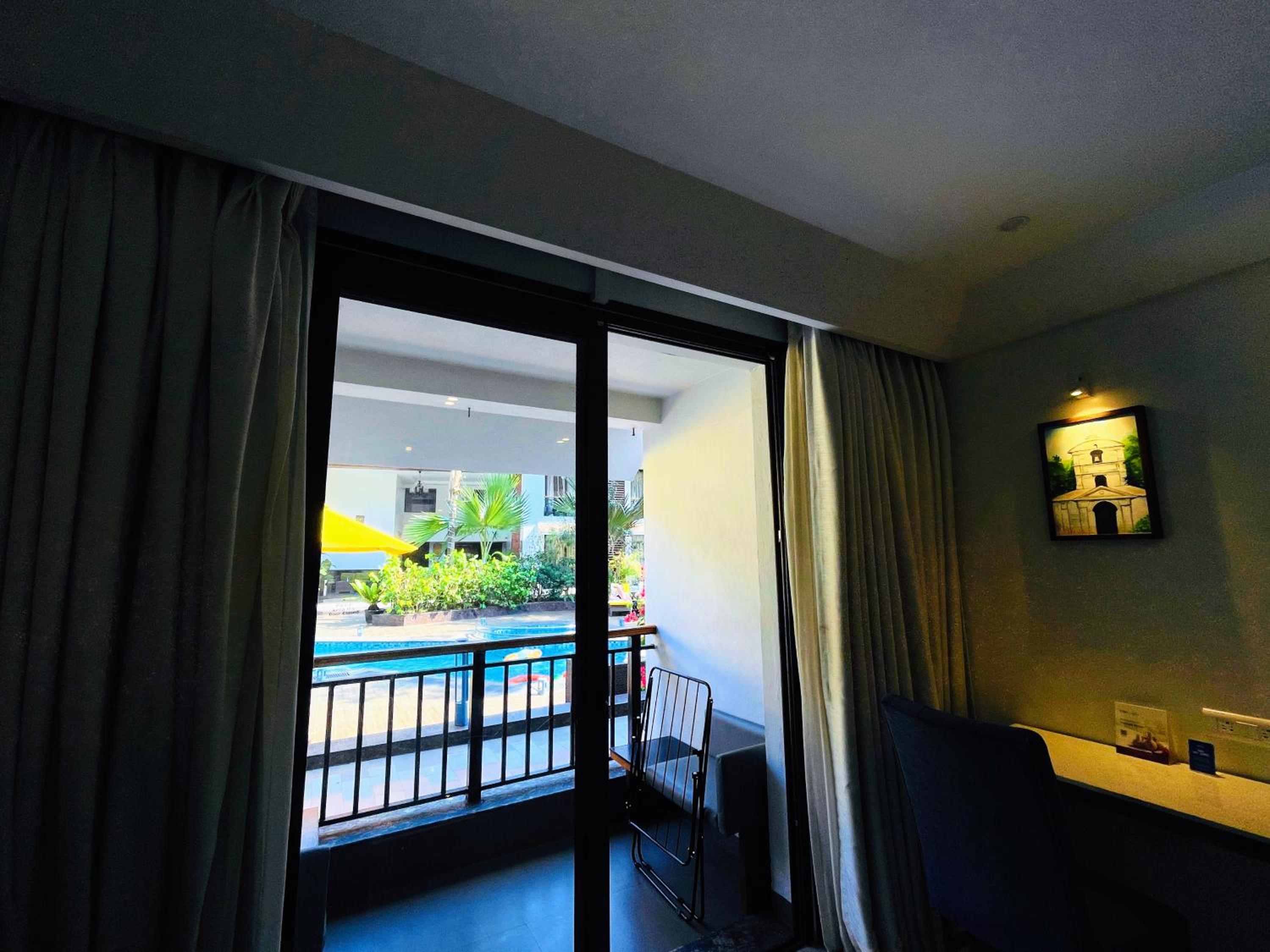 غرفة بسرير مزدوج بإطلالة على المسبح بشرفة، Sobit Sarovar Portico Goa 4/10
