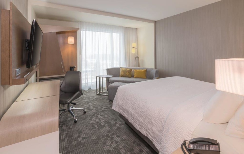 Courtyard By Marriott Burlington 13/47