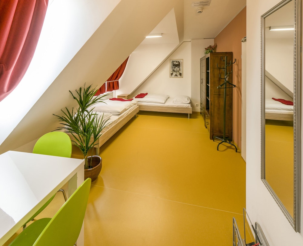 A T Holiday Hostel Wien 20/77
