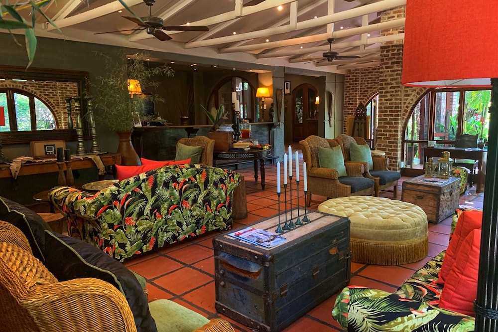 Shangri-La Country Hotel 28/50