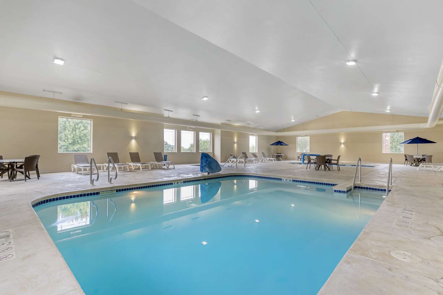 Comfort Suites Lake Geneva East 20/46