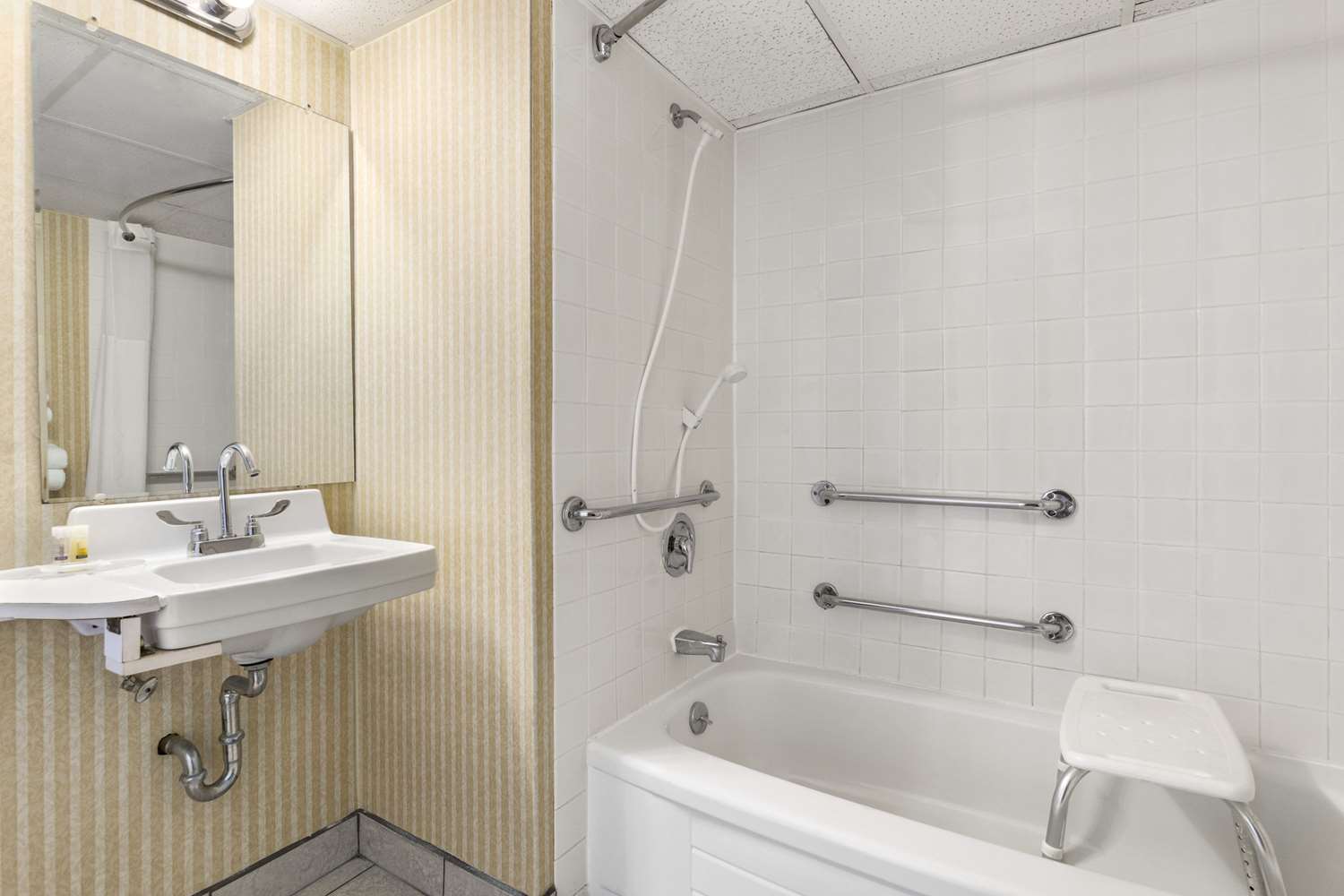 Days Inn by Wyndham Bridgewater Conference Center 40/40