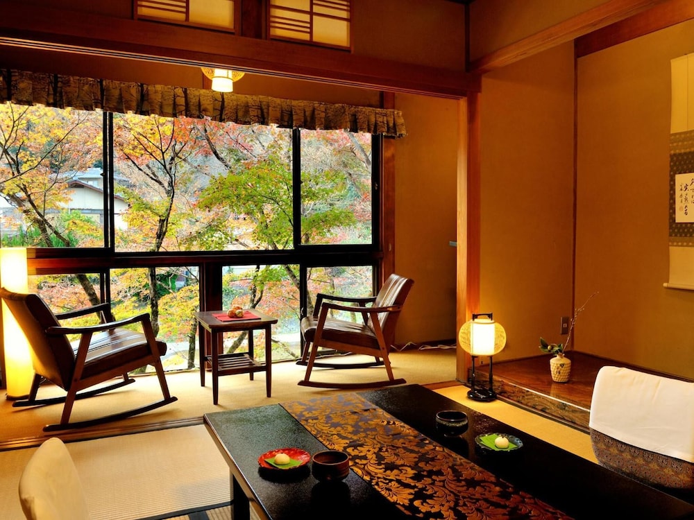 Heihachi Tea House Inn 35/40