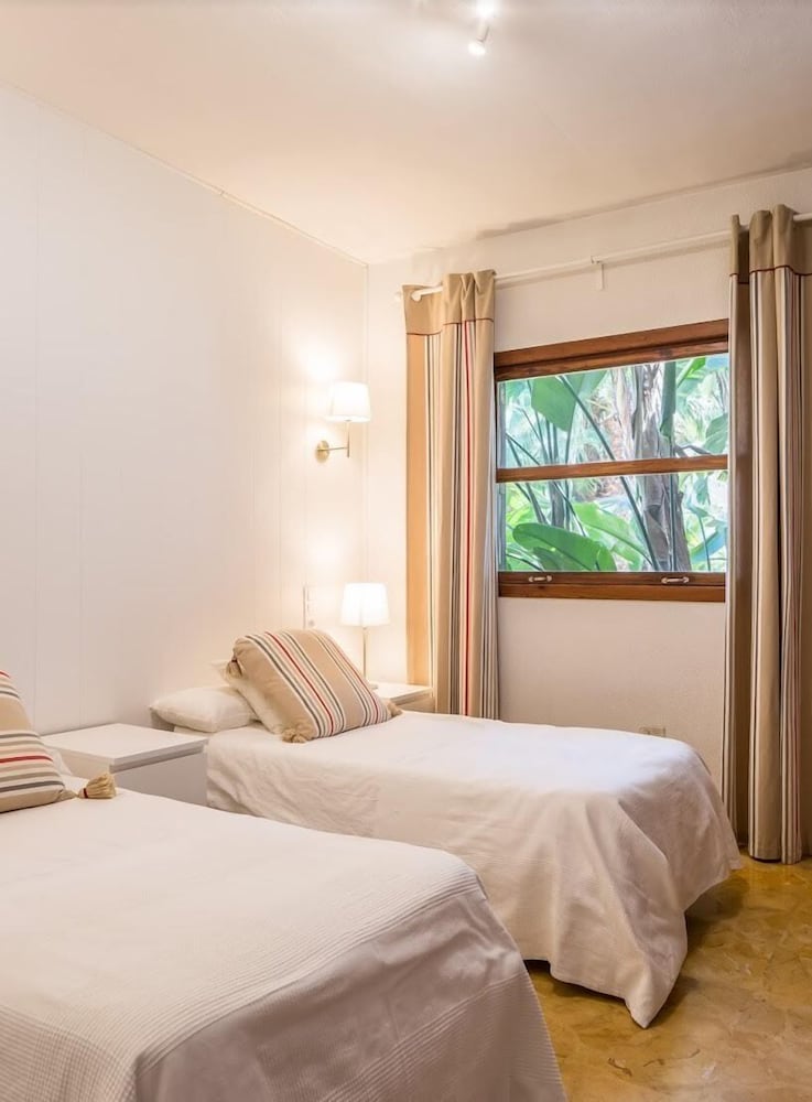 2 Bedrooms, Deluxe, House, King and Twin Beds, Garden View
