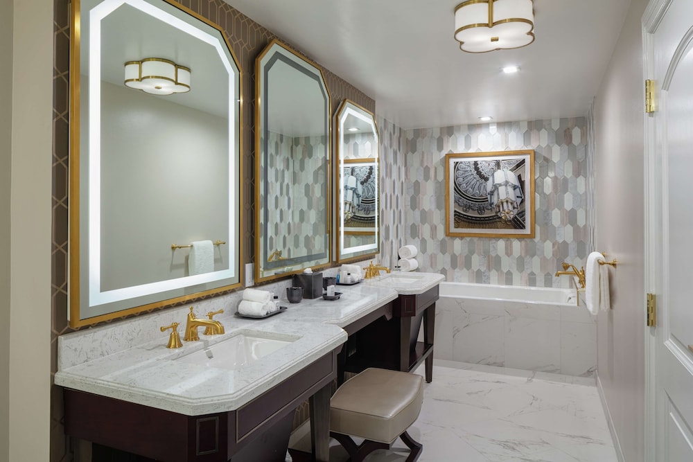The Higgins Hotel New Orleans, Curio Collection by Hilton 28/77