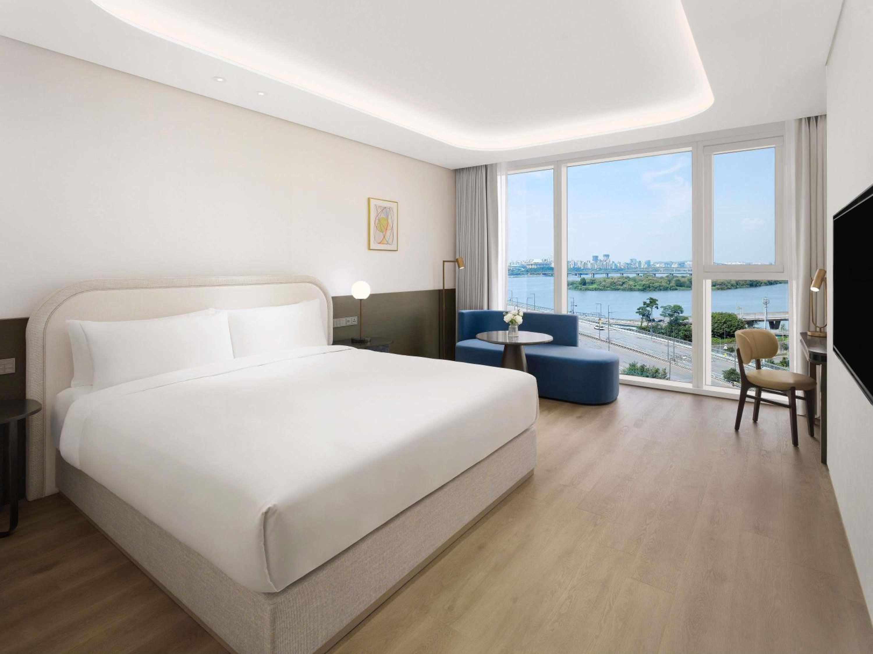 RIVER, DELUXE, KING BED, RIVER VIEW