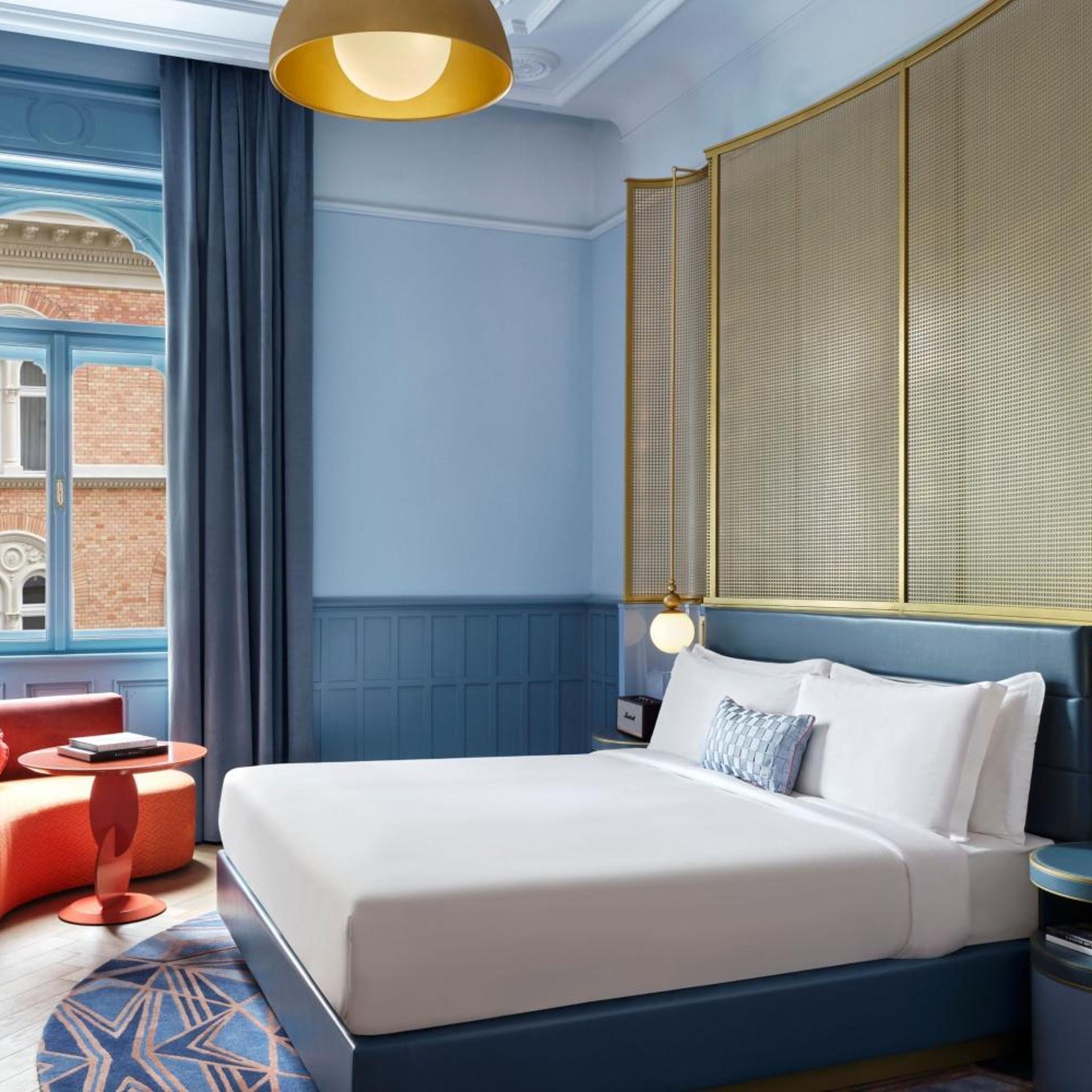 Deluxe, King Bed, Street View