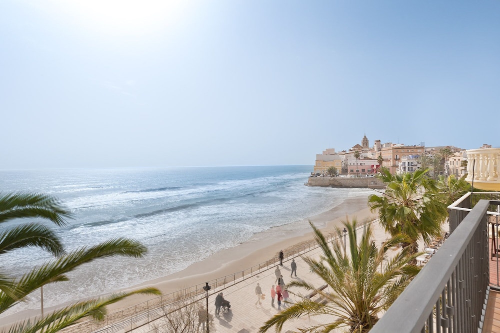 Sitges Group San Sebastian Beach 33/50