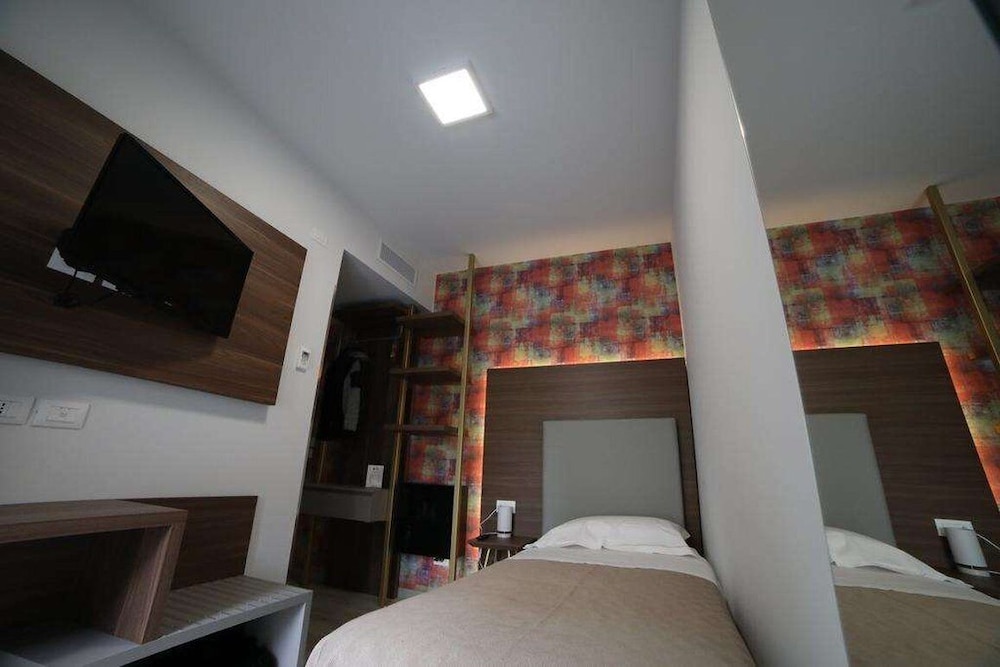 8 Room Hotel 35/80