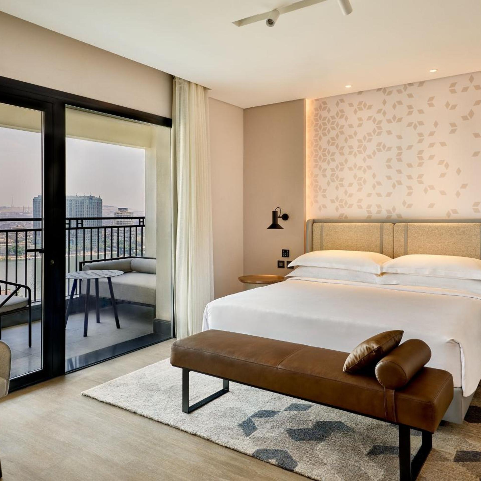 Suite, King Bed, Balcony, Club Lounge Access