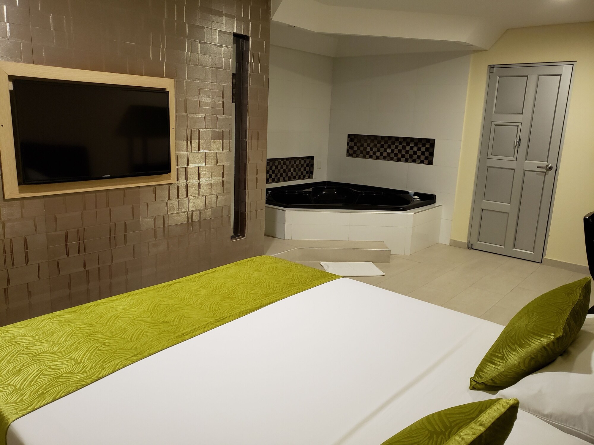 DELUXE, JETTED TUB