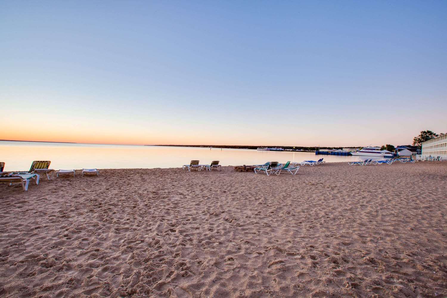 Super 8 by Wyndham Mackinaw City/Beachfront Area 24/25
