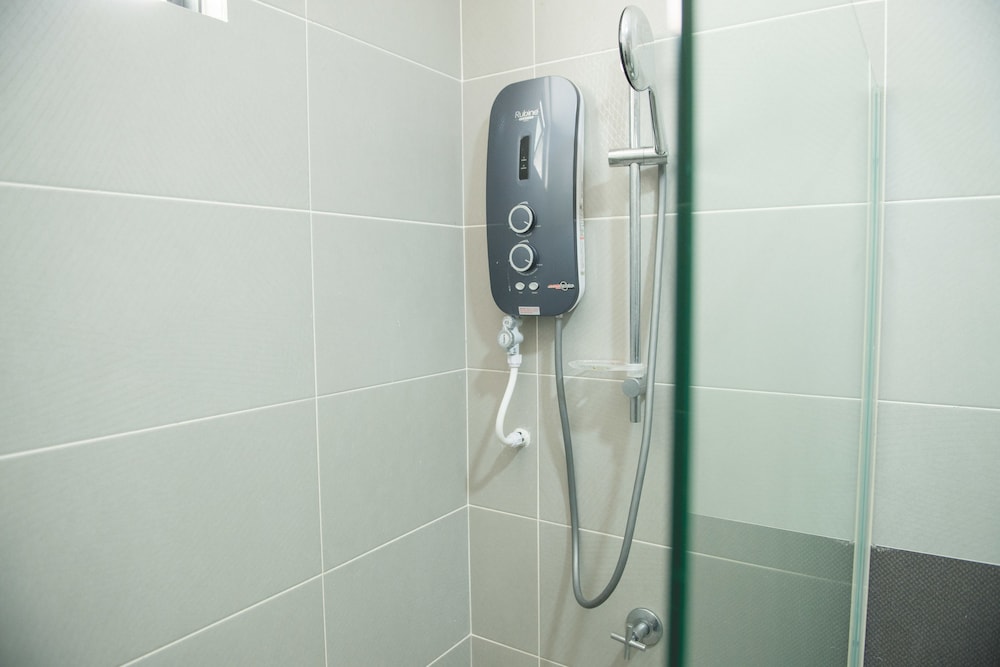 One Amerin Mall & Suites 50/50