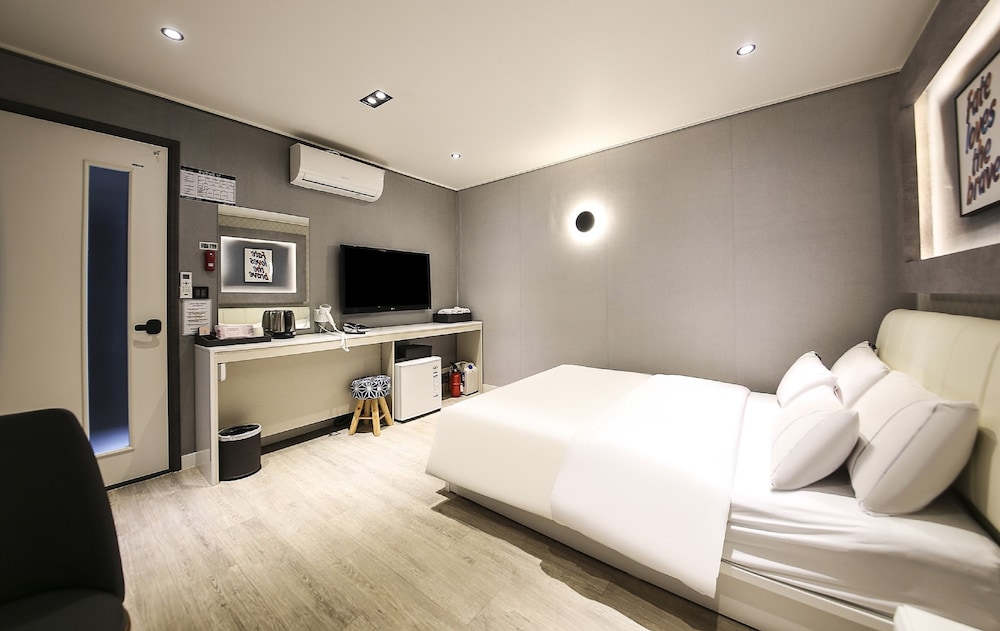 STANDARD, DOUBLE BED, CITY VIEW