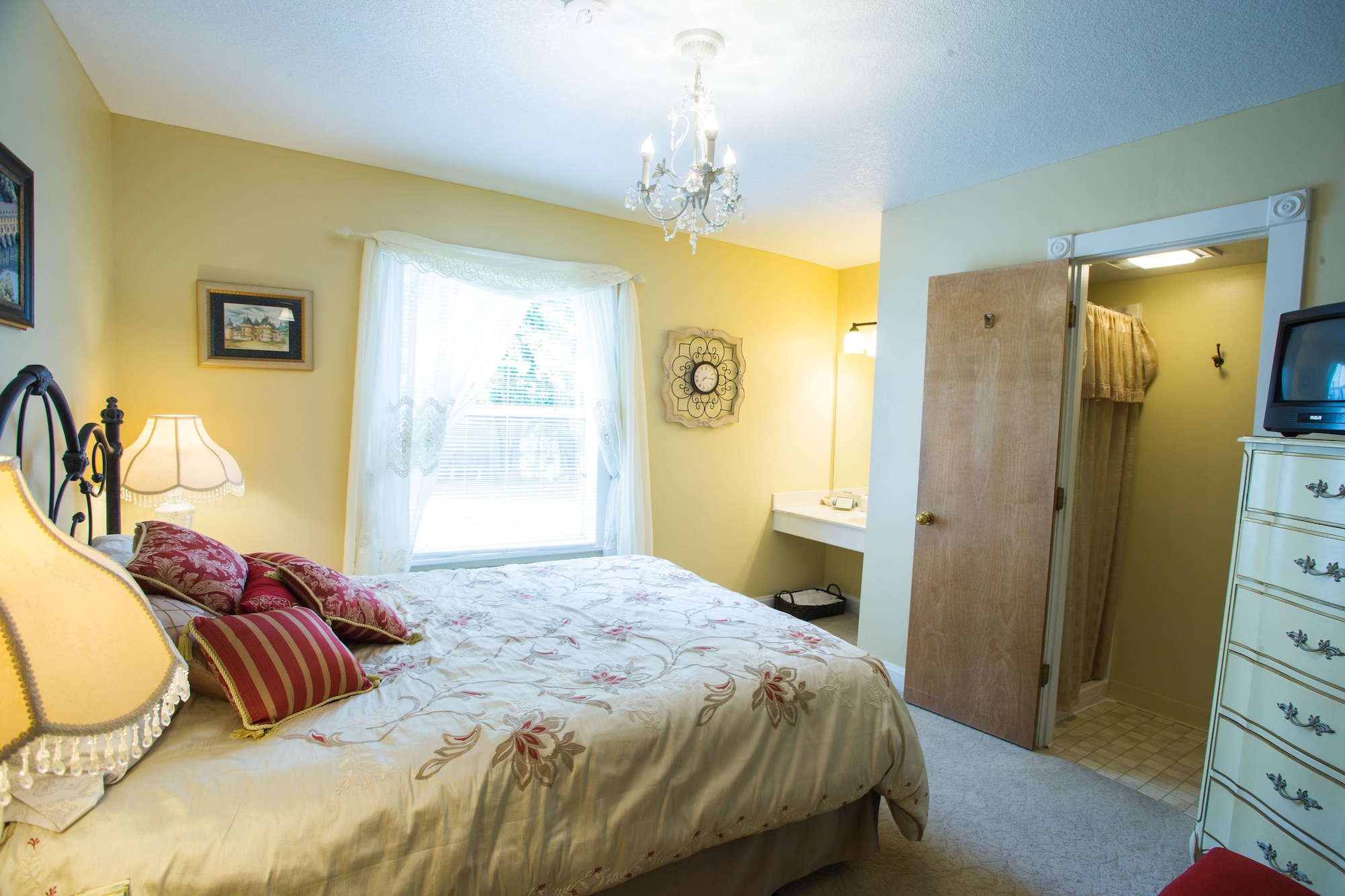French, Queen Bed, Private Bathroom