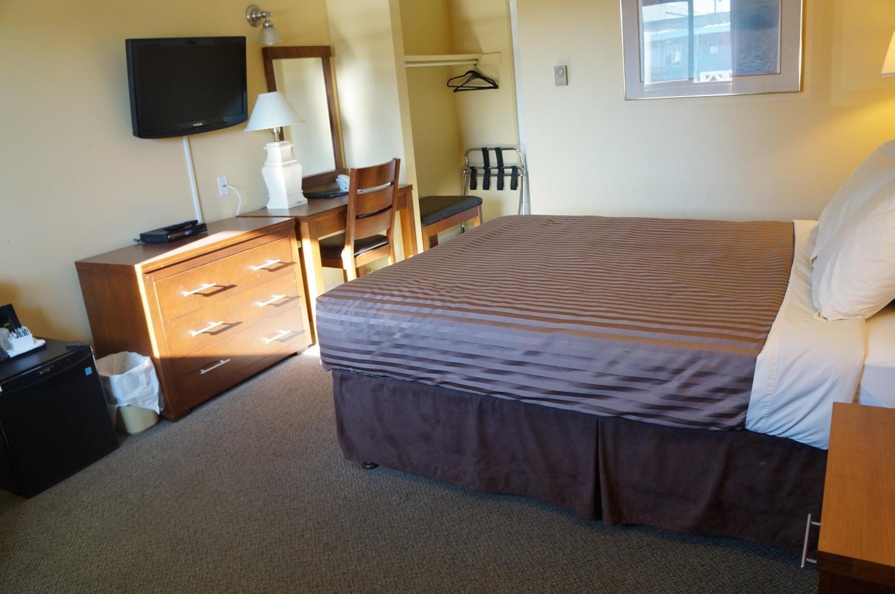 غرفة بسرير كوين، Westward Inn Suites 3/7