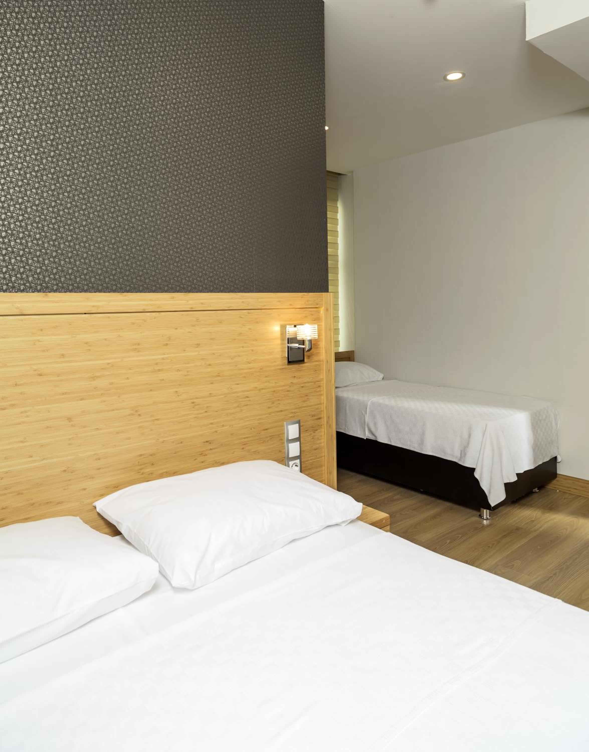 DELUXE, TWIN BEDS