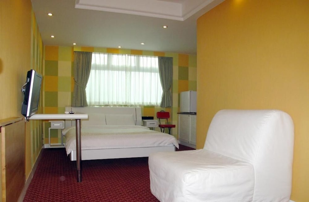 B&B Cheung Chau 8/81