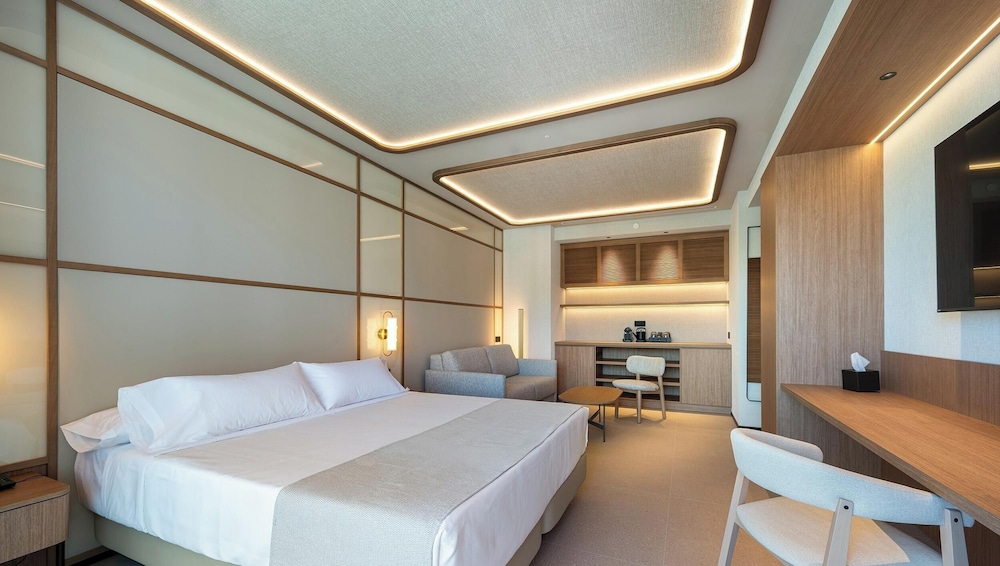 Iconic, Tower, Club, Deluxe, Double Bed, Sofa