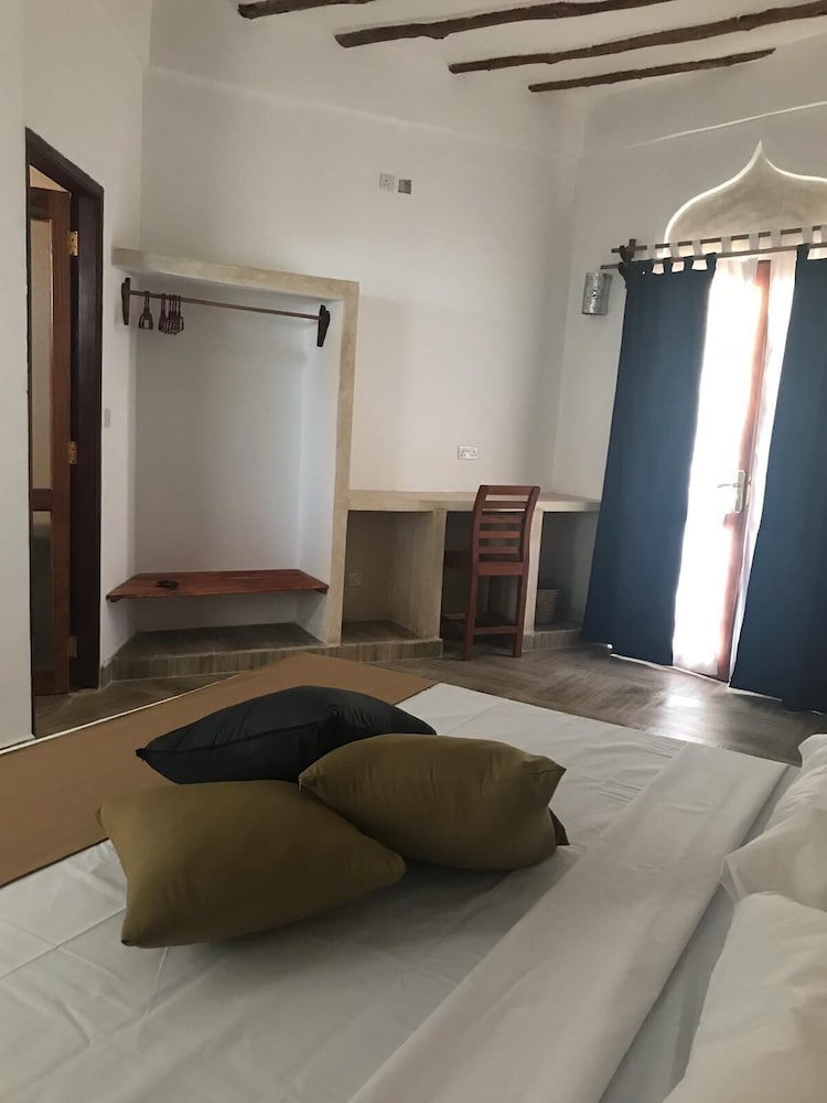 Sea View Lodge Boutique Hotel 42/76