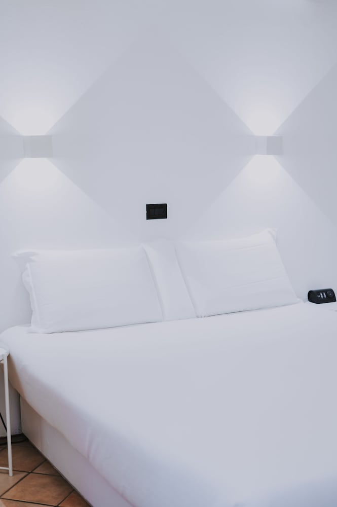 ROOM, SINGLE