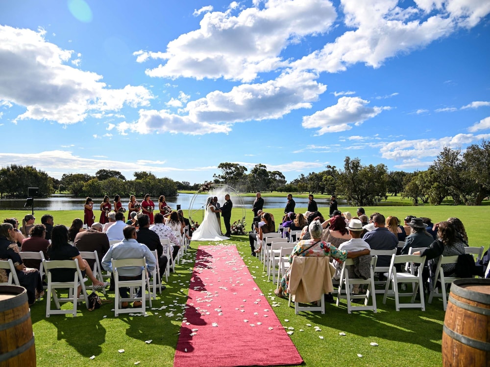 Mercure Bunbury Sanctuary Golf Resort 64/72