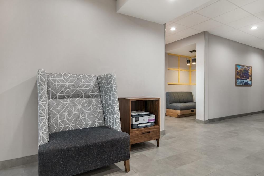 Hampton Inn & Suites by Hilton Irving DFW Airport North 35/56