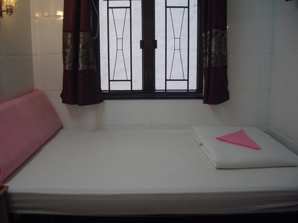 Maple Leaf Guest House 12/18