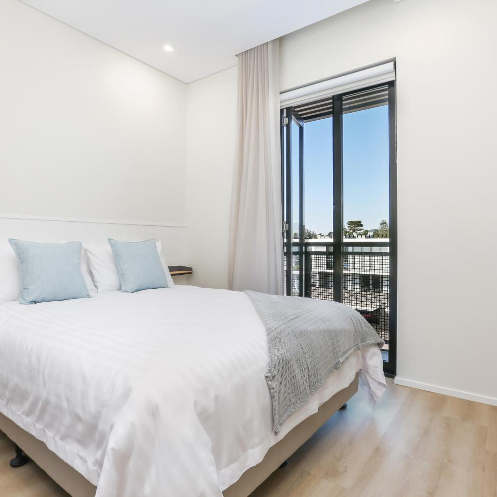 Room, Queen Bed, French Balcony