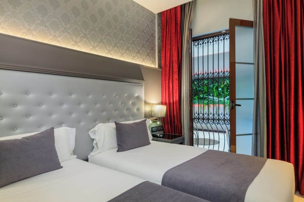 ROOM, SINGLE, DOUBLE BED