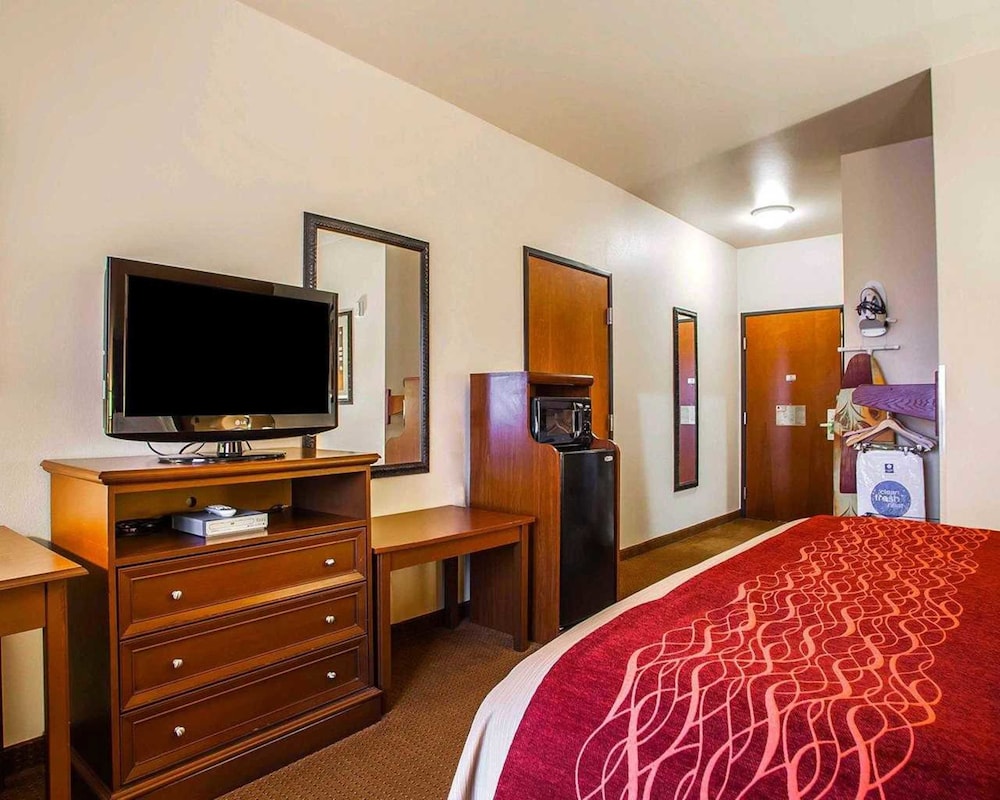 Comfort Inn & Suites Grinnell near I-80 20/32